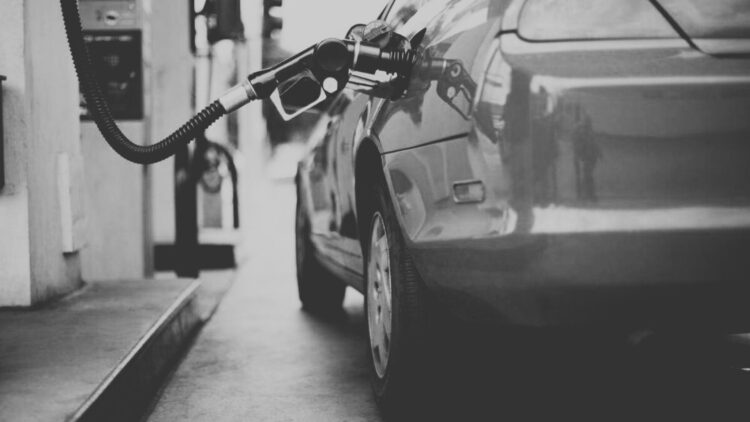 Profeco pide a automovilistas no comprar en gasolineras con precios altos en el combustible