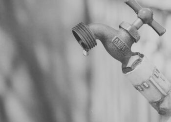 Accidente de tráiler provoca gran fuga de agua y afecta suministro en varias colonias de Victoria