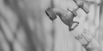 Accidente de tráiler provoca gran fuga de agua y afecta suministro en varias colonias de Victoria