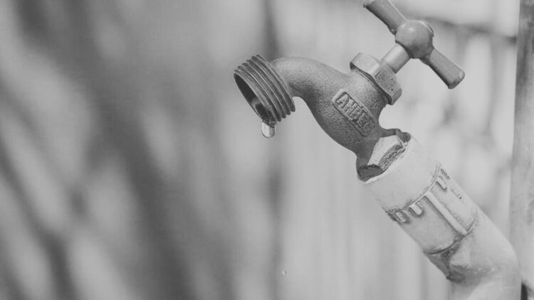 Accidente de tráiler provoca gran fuga de agua y afecta suministro en varias colonias de Victoria