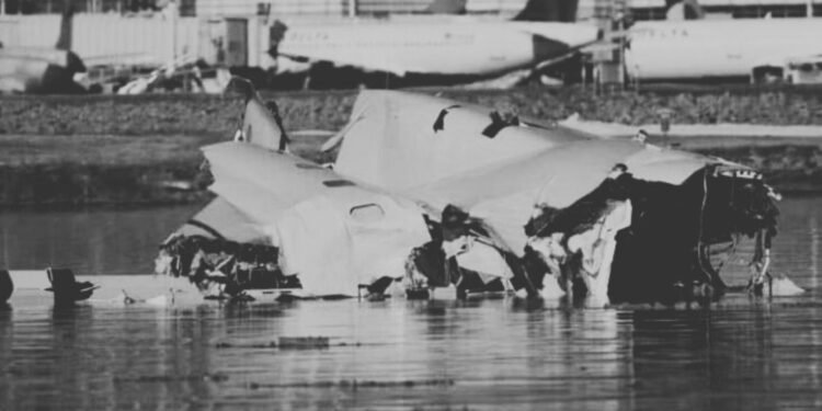 Recuperan a las 67 víctimas del accidente aéreo en Washington DC