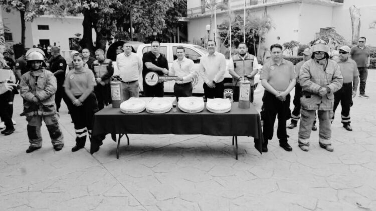 Refuerzan a PC de Victoria con unidad de combate de incendios.