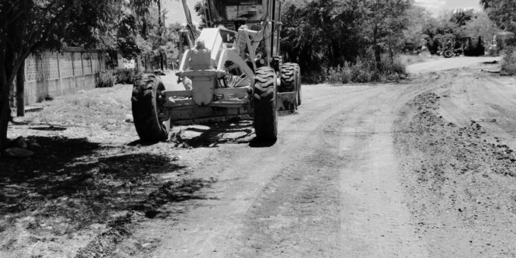 Atienden calles con trabajos de limpieza y nivelación en distintos puntos de Victoria