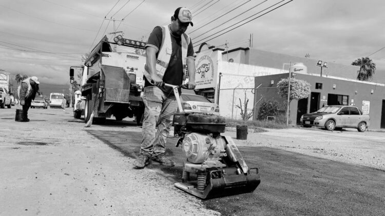 Trabajos de bacheo mejoran calles de Ciudad Victoria