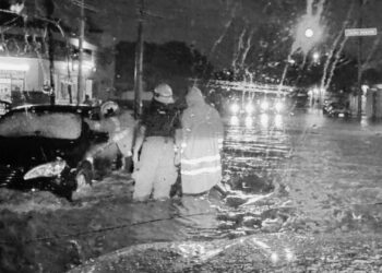 Atienden rescates por vehículos varados y personas en riesgo tras lluvias en Victoria