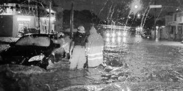 Atienden rescates por vehículos varados y personas en riesgo tras lluvias en Victoria