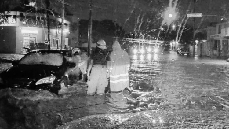 Atienden rescates por vehículos varados y personas en riesgo tras lluvias en Victoria