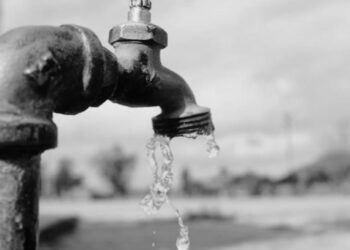 Fuga en tubería deja sin agua a colonias del sur de Victoria