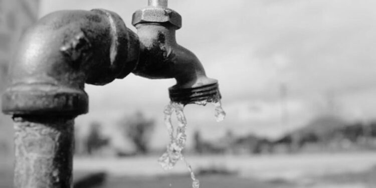 Fuga en tubería deja sin agua a colonias del sur de Victoria