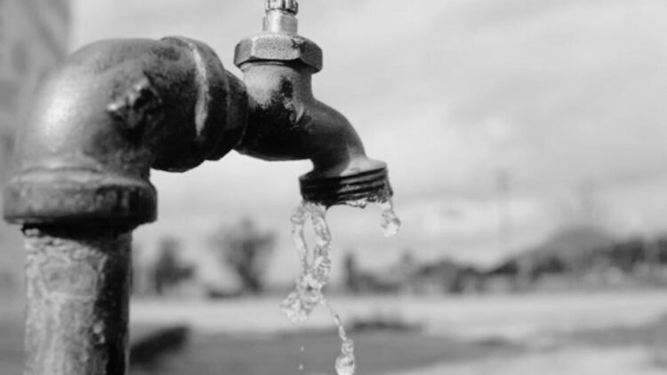 Fuga en tubería deja sin agua a colonias del sur de Victoria